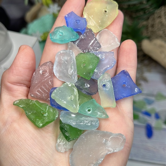 SEA GLASS WITH PREDRILLED HOLES CRAFTING DIY JEWELRY MIXED LOT BUNDLE - Picture 4 of 12